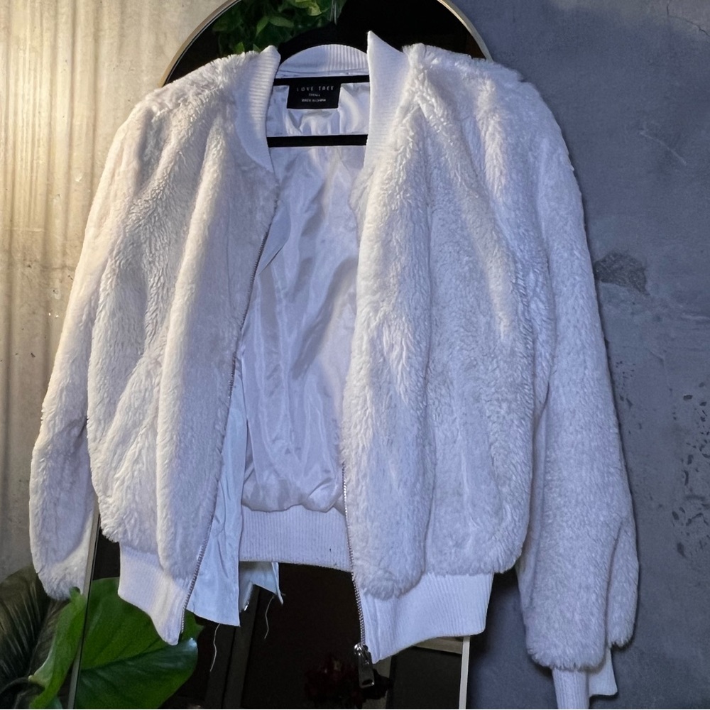 🌙 WHITE FAUX FUR BOMBER